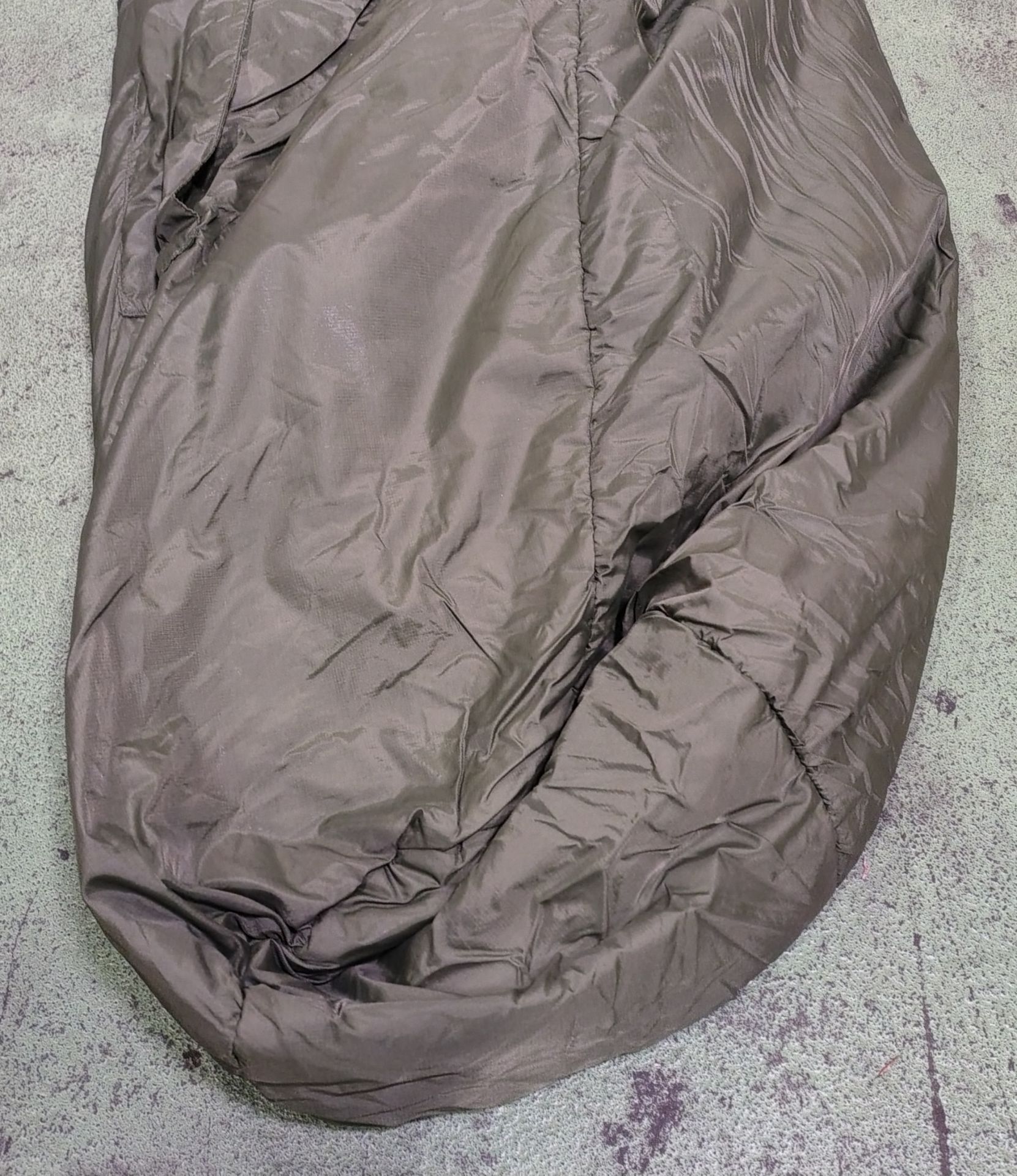 30x Medium weight sleeping bags - various types - may include arctic - Image 3 of 8