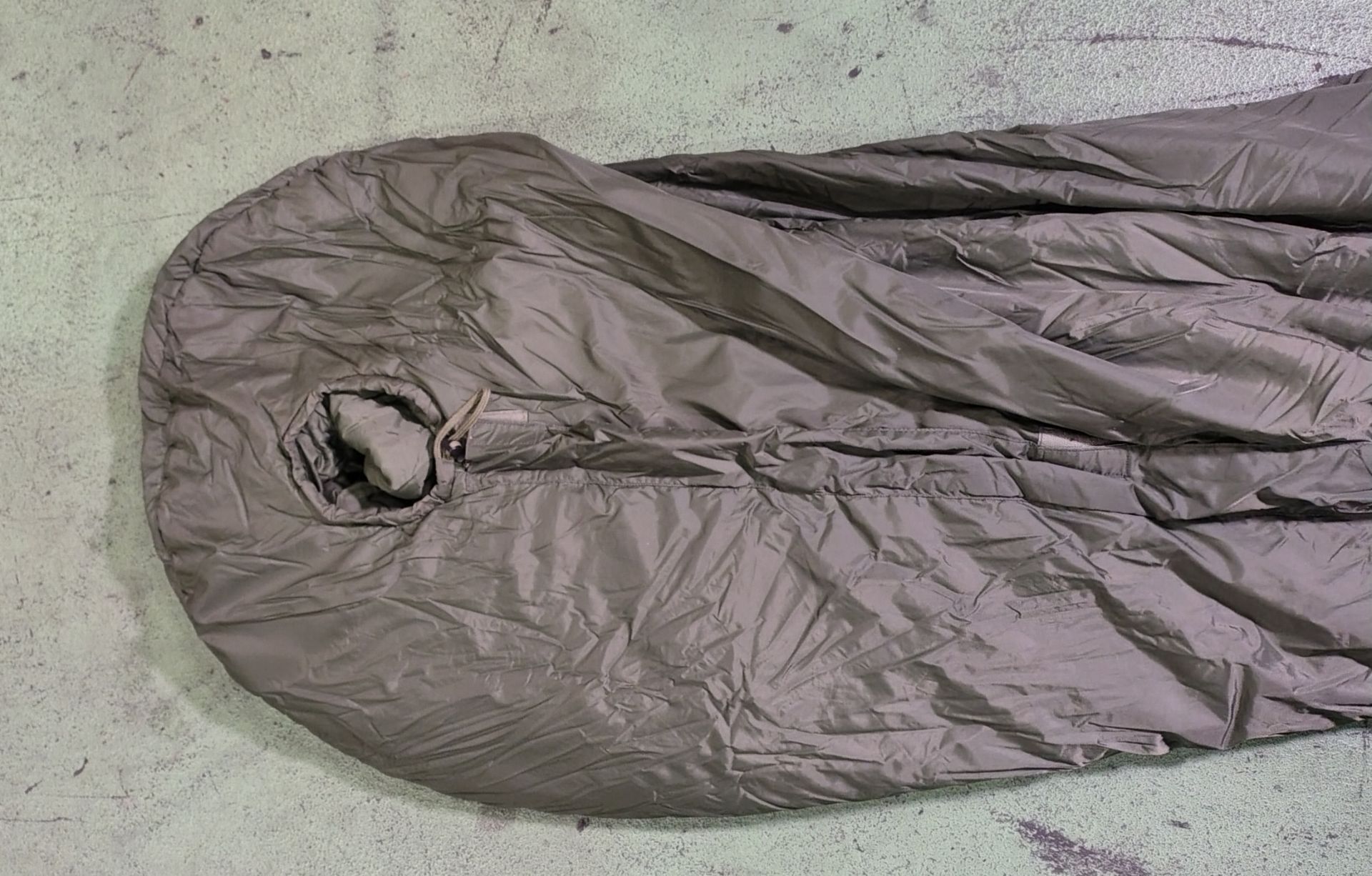 30x Medium weight sleeping bags - various types - may include arctic - Image 4 of 8