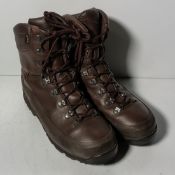 100x pairs of Grade 2 Various combat boots - may include - Magnum, YDS, Haix - mixed sizes