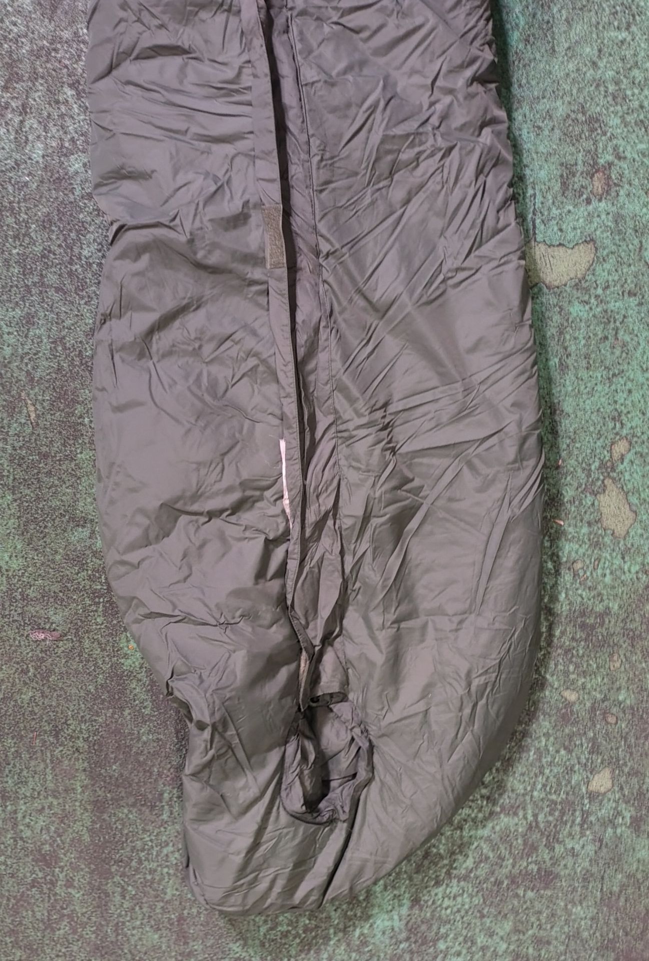 30x Medium weight sleeping bags - various types - may include arctic - Image 7 of 8