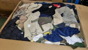 Various types of ex-military clothing - 192 kg - may require repair or be as spares