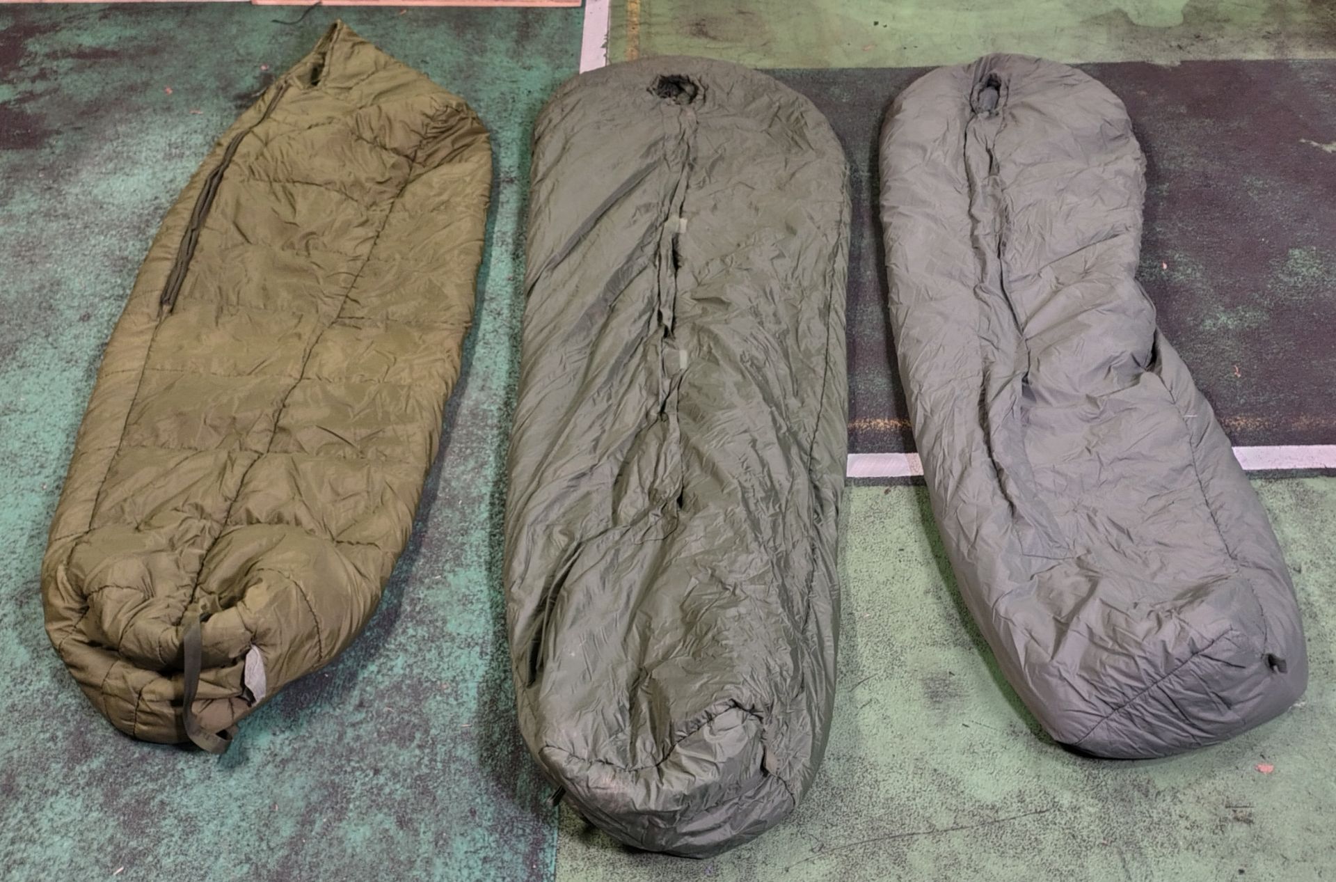 30x Medium weight sleeping bags - various types - may include arctic