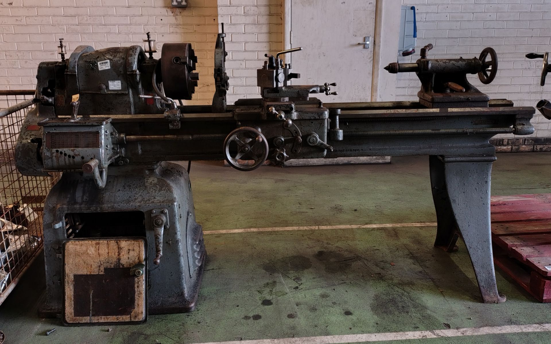 South bend lathe - 415V - this has been tested and does power up - L 2350 x D 600 x H 1250mm