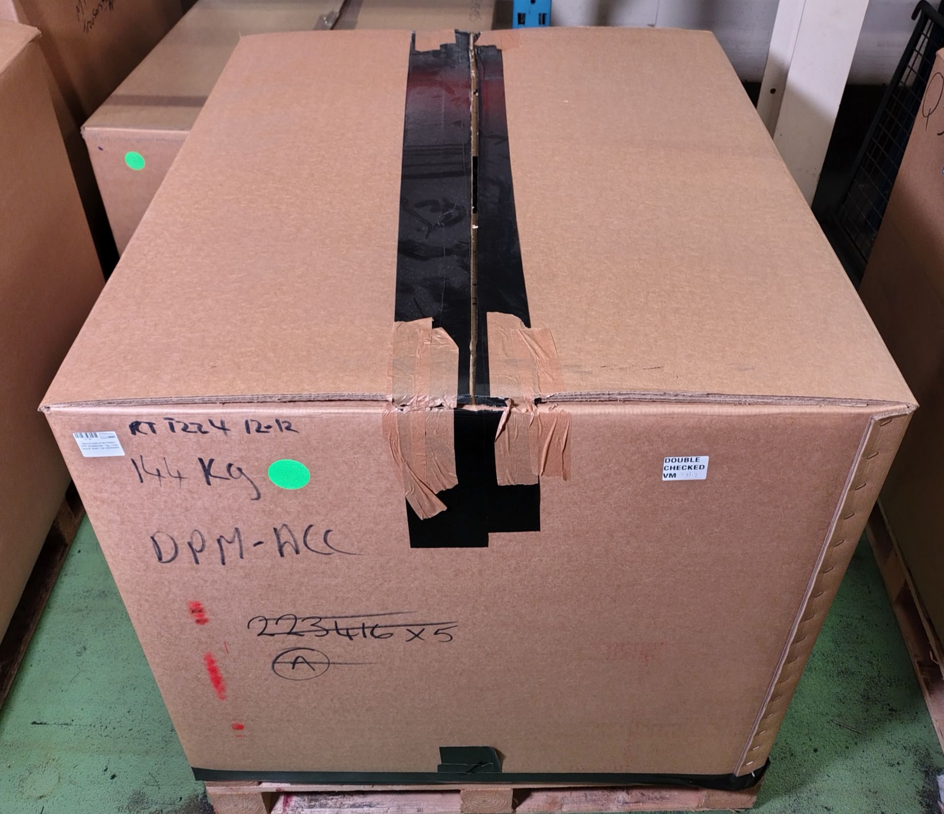 Various types of ex-military DPM accessories - 144kg – may require repair/be incomplete - Image 17 of 17
