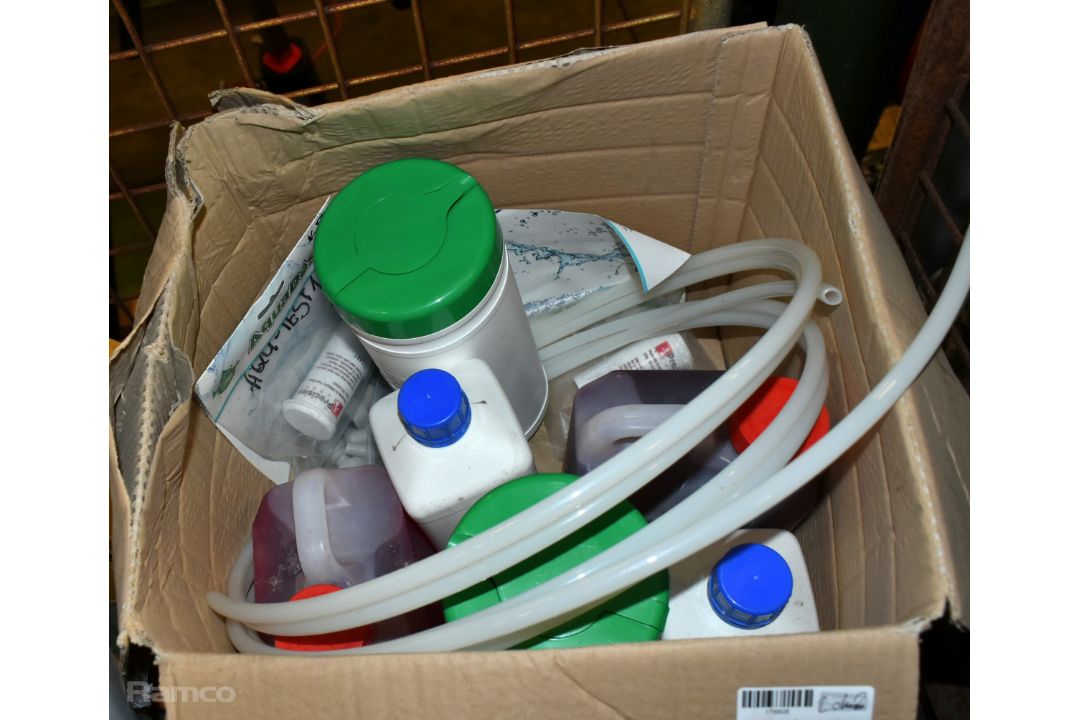 Mixed goods inc. storage containers, mop handles & catering parts - full details in the description - Image 4 of 12