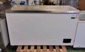 Polar CE212-B white chest freezer with stainless steel lid - W 1600 x D 720 x H 950mm