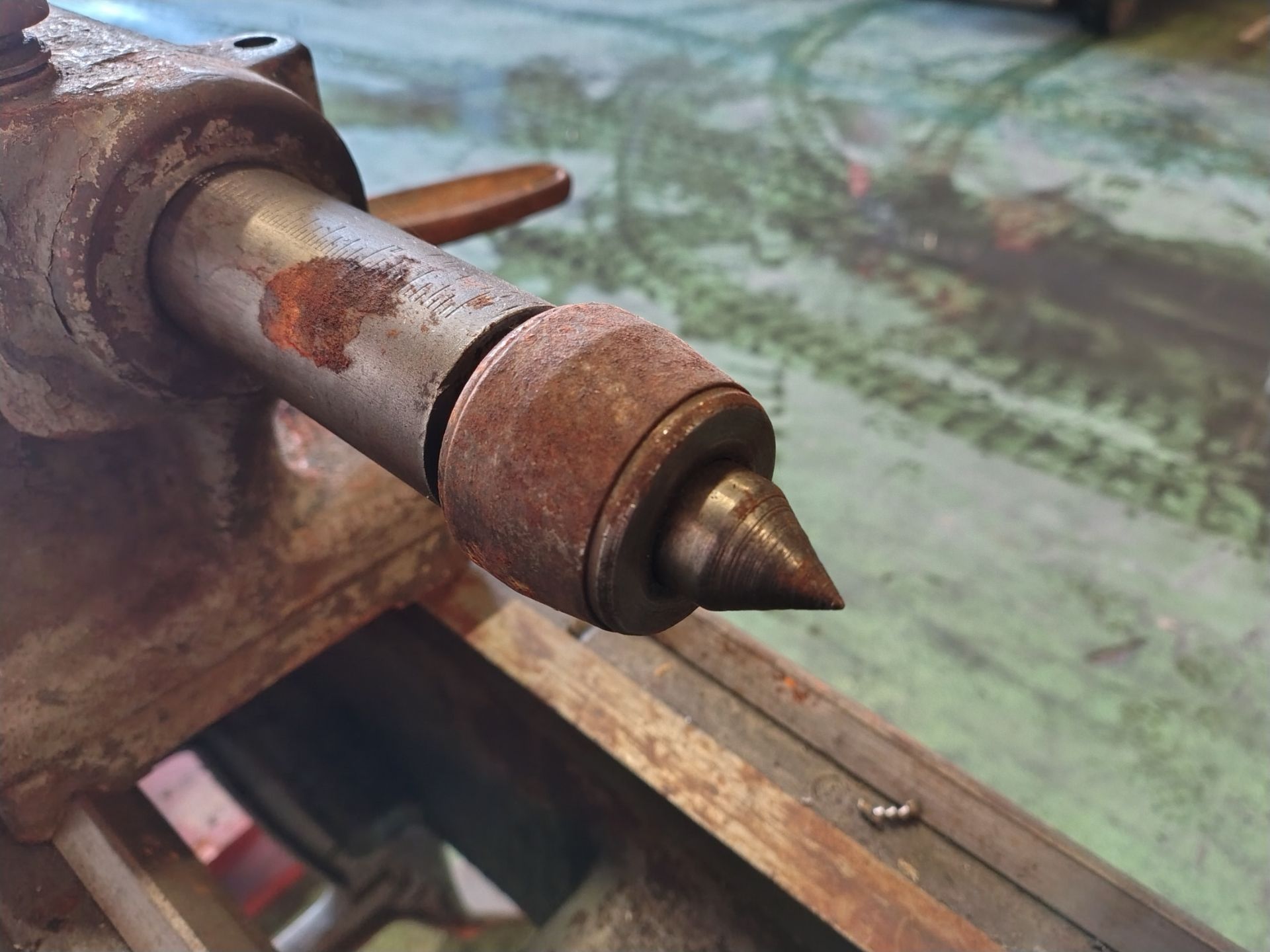South bend lathe - 415V - this has been tested and does power up - L 2350 x D 600 x H 1250mm - Image 18 of 19