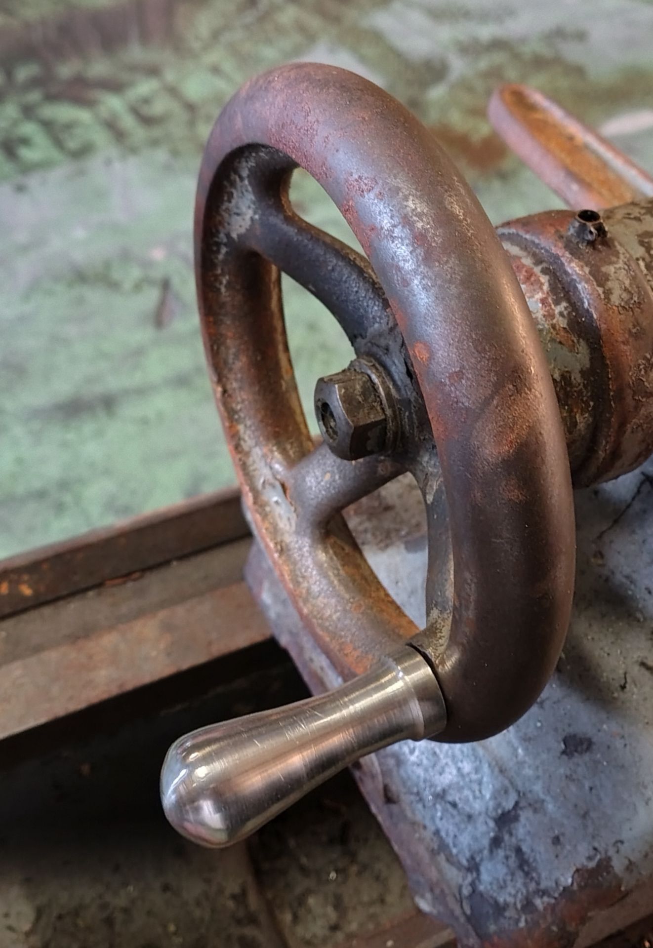 South bend lathe - 415V - this has been tested and does power up - L 2350 x D 600 x H 1250mm - Image 19 of 19