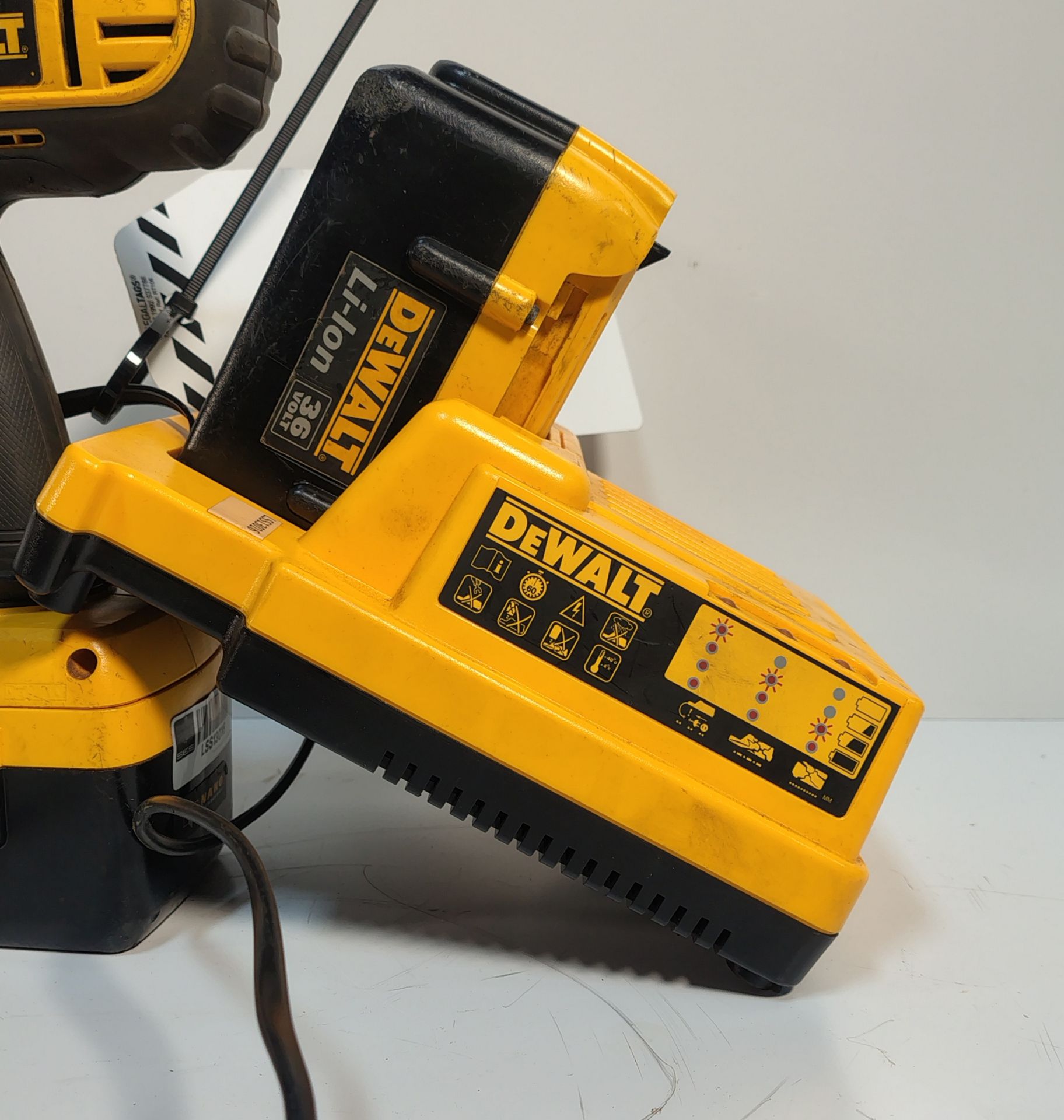 DEWALT DC901 - 36V Battery Drill c/w 2 Batteries and Charger - Image 5 of 5