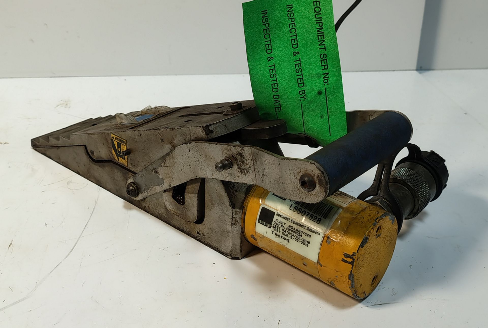 4x Boltight BT-2250-P24 2-1/4" 8UN Over Sized Puller & 1x Enerpac LW-16 -16t Hydraulic Lifting Wedge - Image 4 of 5