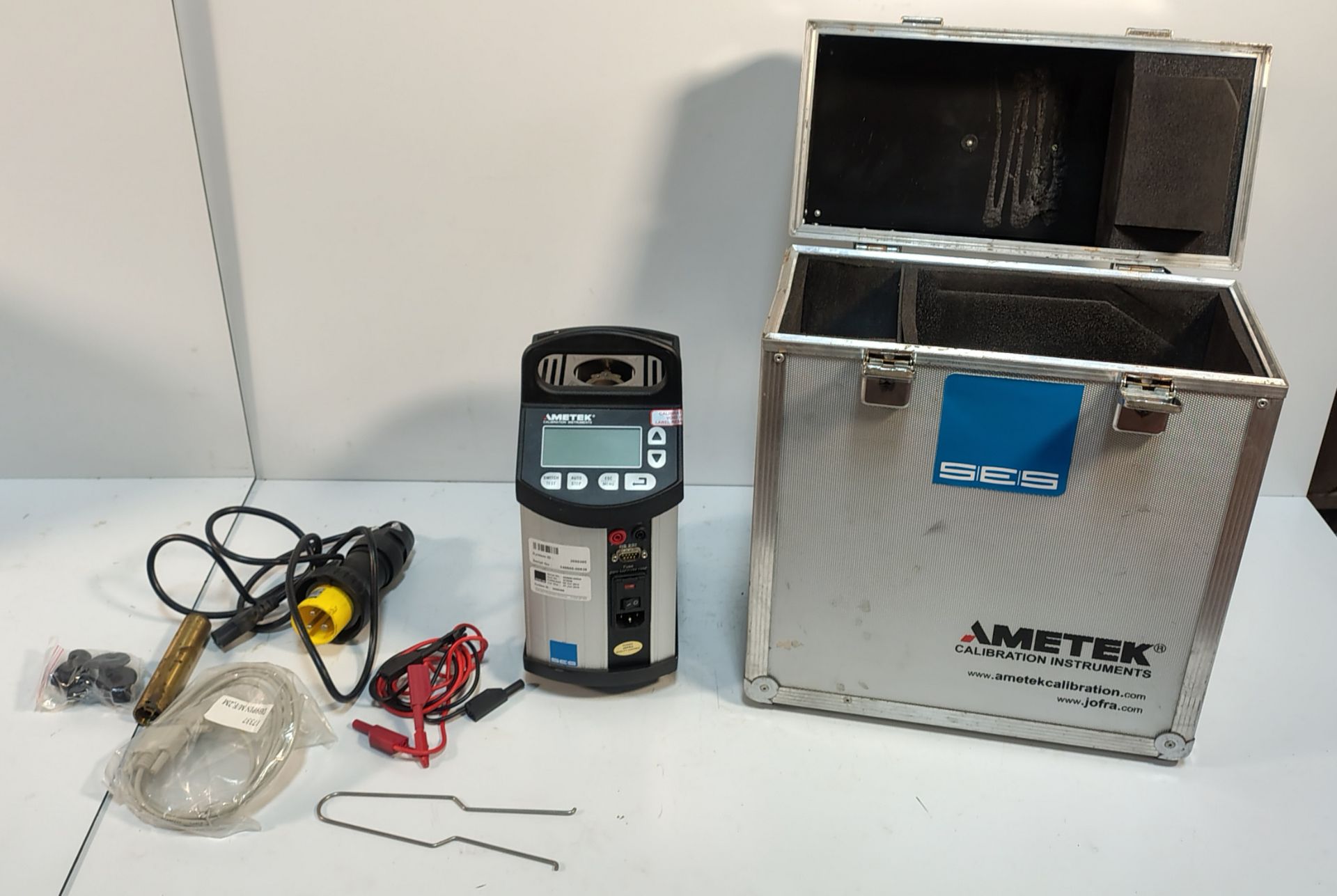 Ametek CTC-650 A - 50 to 650 °C Dry-block Temperature Calibrator
