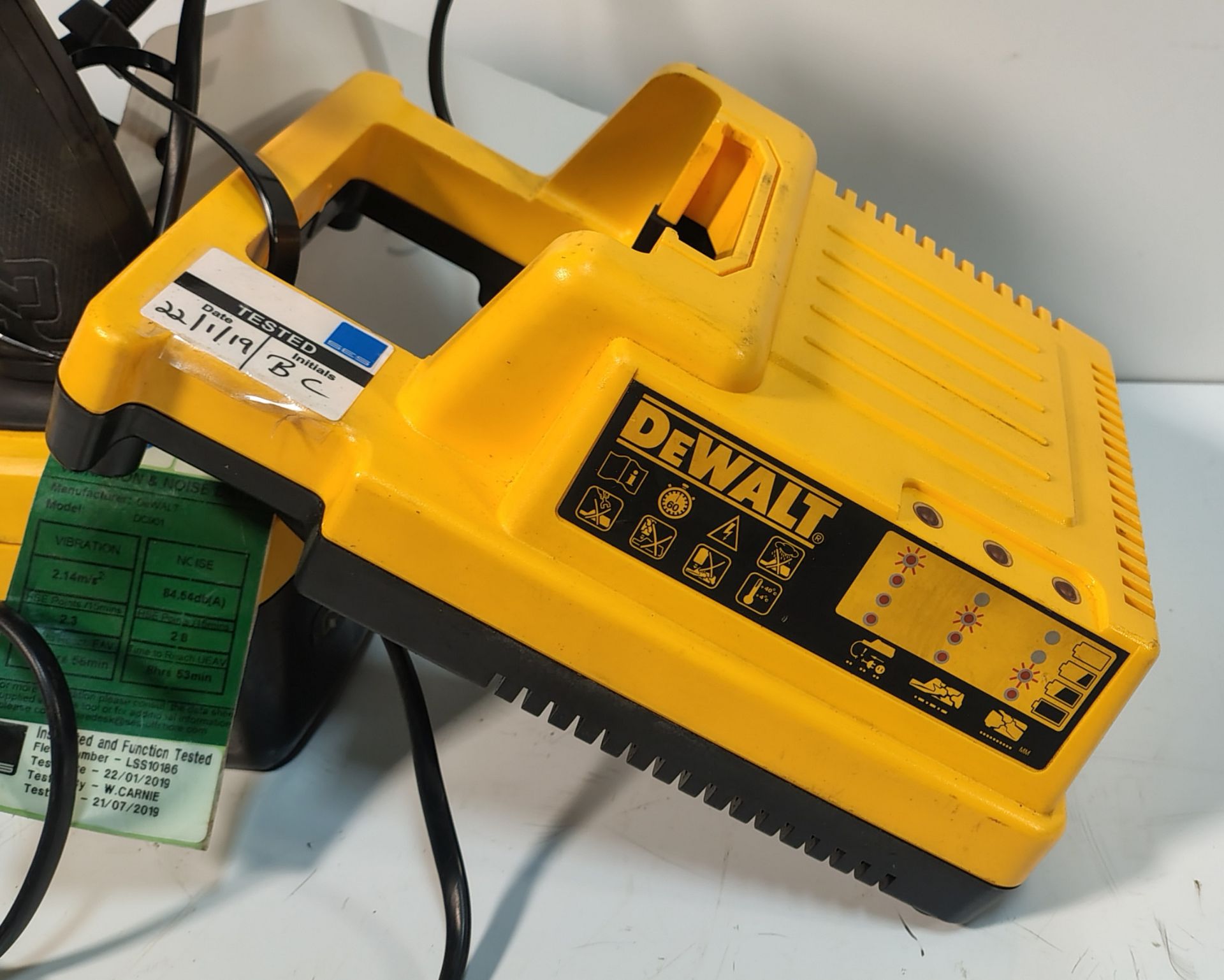 DEWALT DC901 - 36V Battery Drill c/w 2 Batteries and Charger - Image 4 of 6