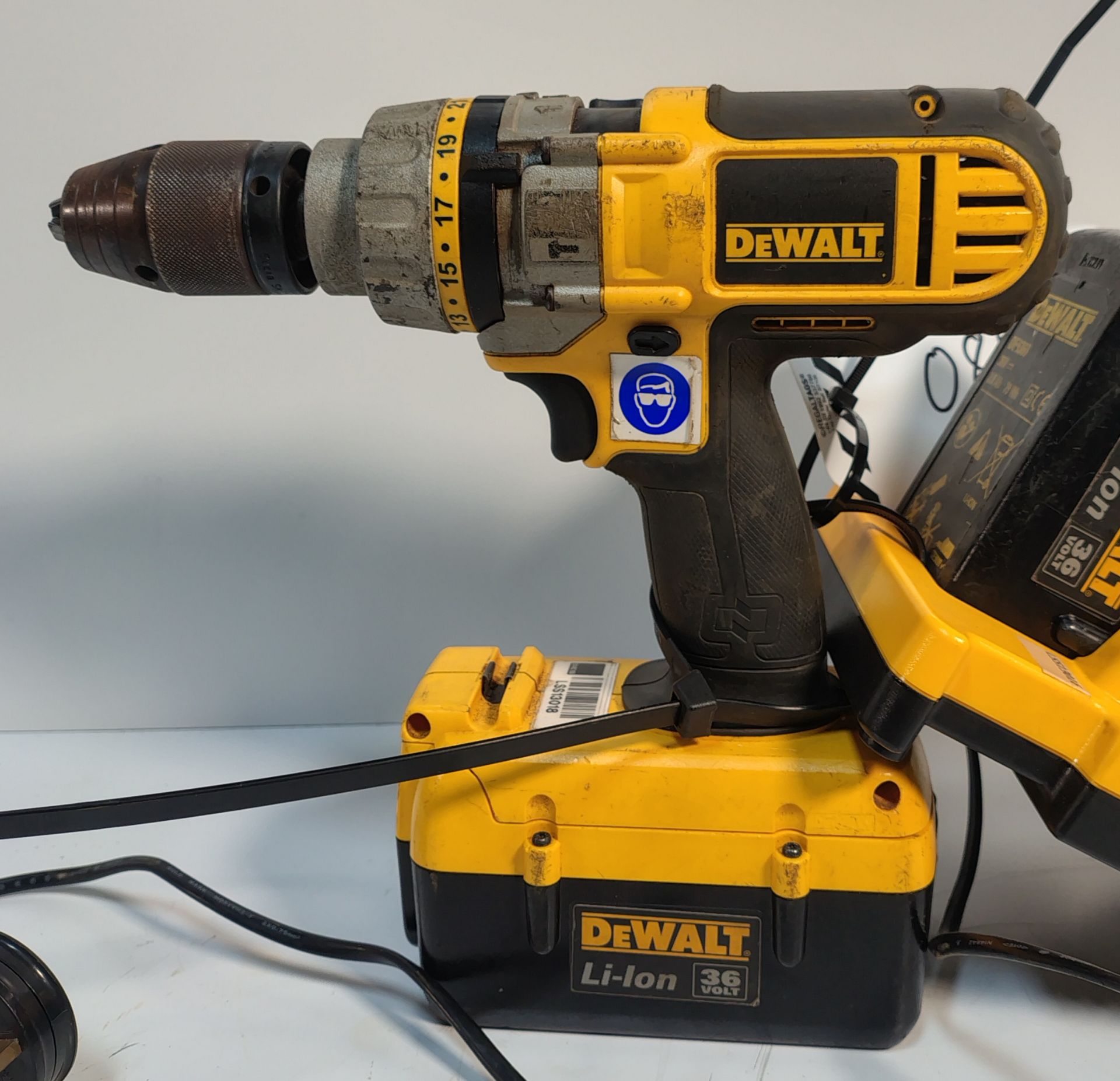 DEWALT DC901 - 36V Battery Drill c/w 2 Batteries and Charger - Image 2 of 5