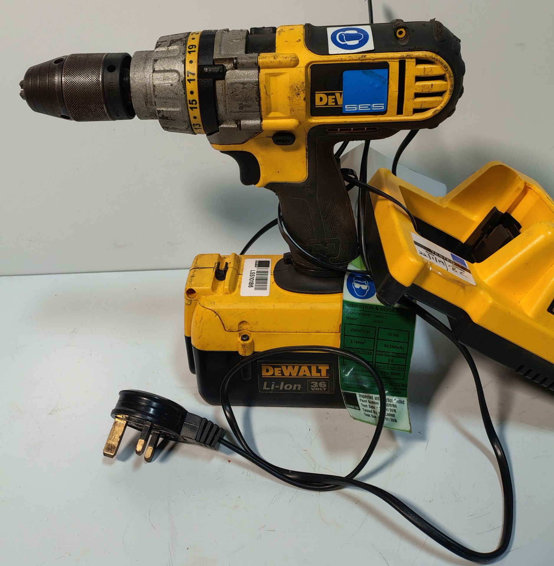 DEWALT DC901 - 36V Battery Drill c/w 2 Batteries and Charger - Image 2 of 6