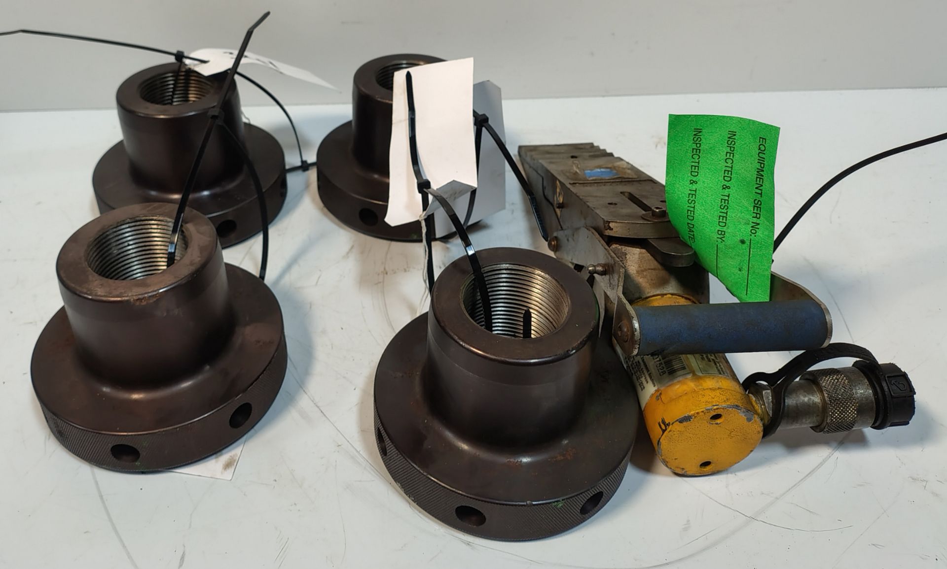 4x Boltight BT-2250-P24 2-1/4" 8UN Over Sized Puller & 1x Enerpac LW-16 -16t Hydraulic Lifting Wedge