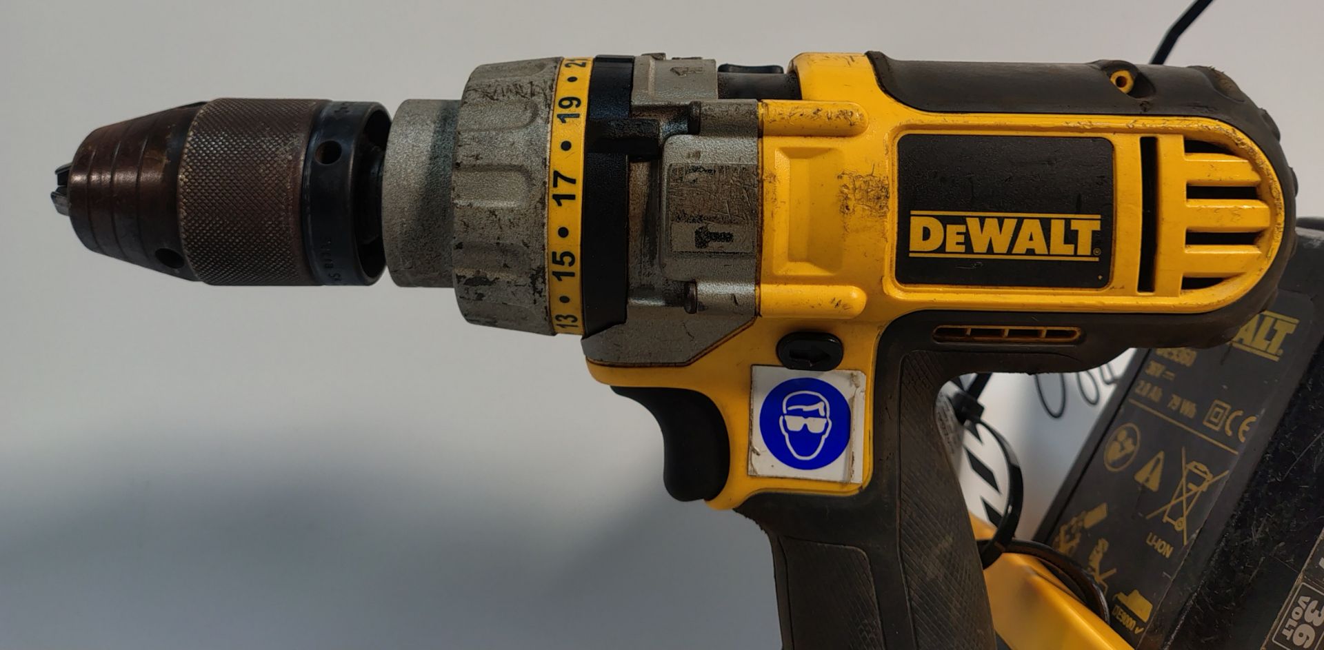 DEWALT DC901 - 36V Battery Drill c/w 2 Batteries and Charger - Image 4 of 5