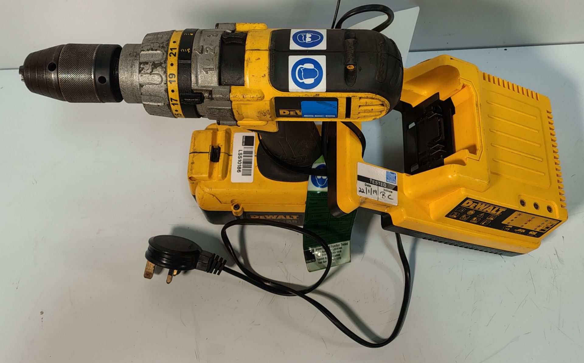 DEWALT DC901 - 36V Battery Drill c/w 2 Batteries and Charger - Image 6 of 6