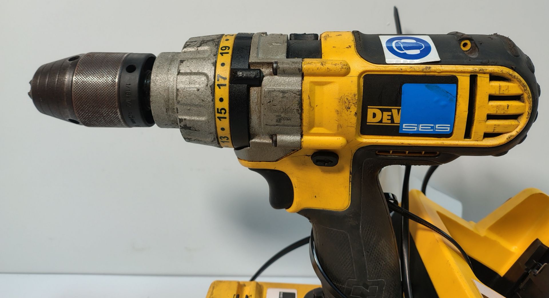 DEWALT DC901 - 36V Battery Drill c/w 2 Batteries and Charger - Image 3 of 6