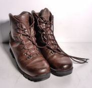 100x pairs of Grade 2 Various combat boots - may include - Magnum, YDS, Haix - mixed sizes