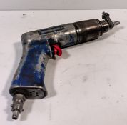 Pistol grip pneumatic drill