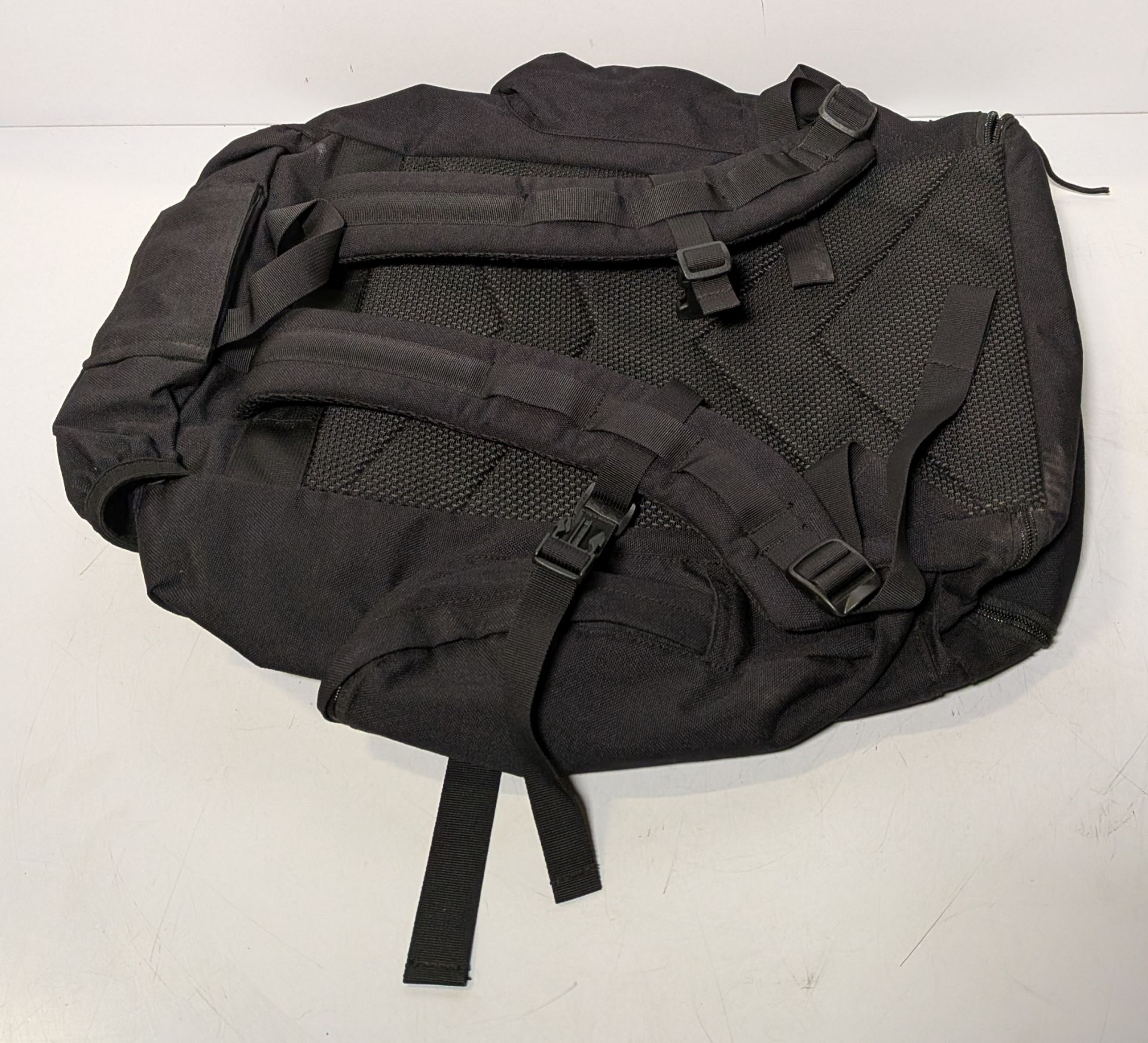 30x British Army 30L rucksacks - black - Image 2 of 8