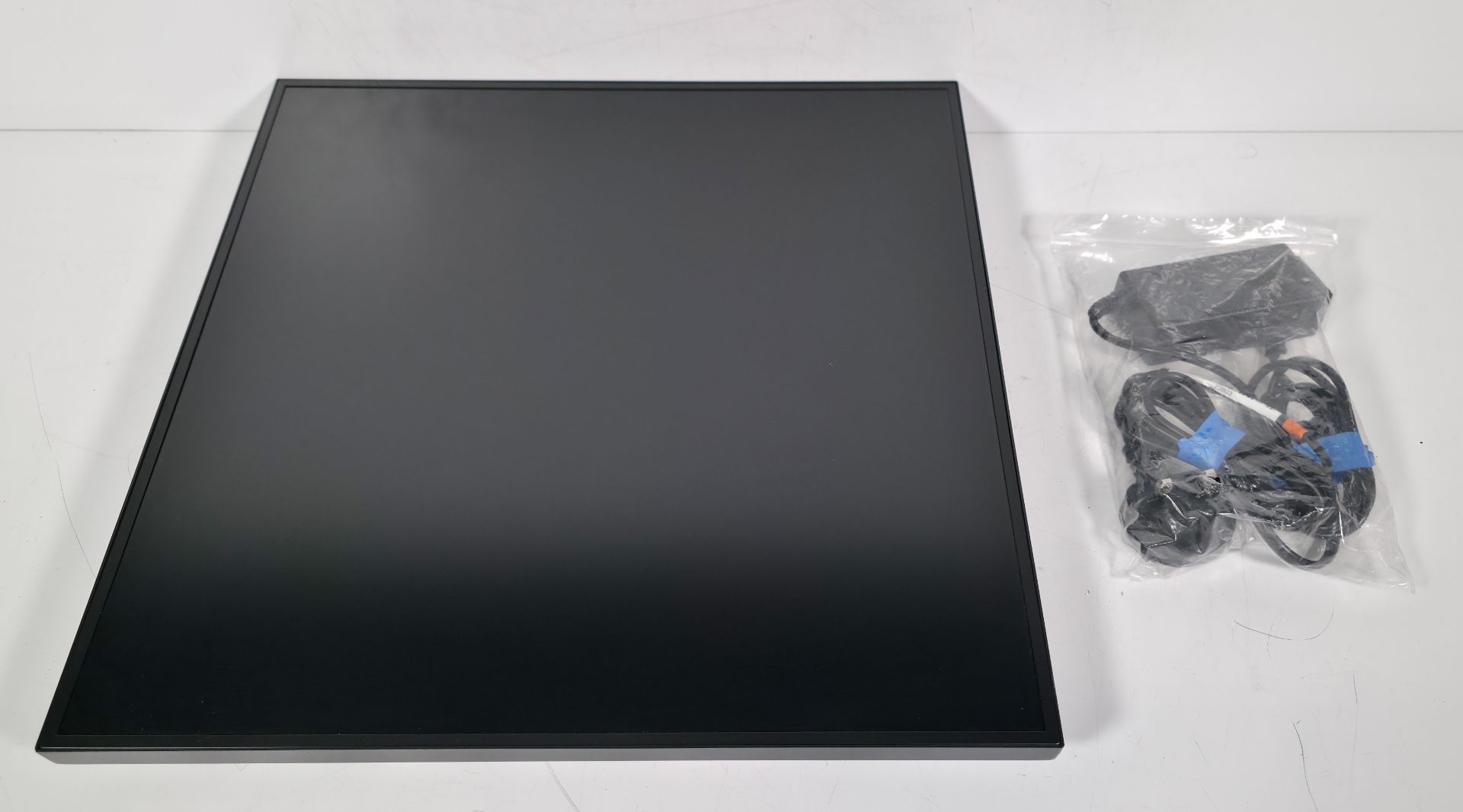 BlueFin BB220UH-TB 22 inch square display screen with BrightSign HS145 player and power cable