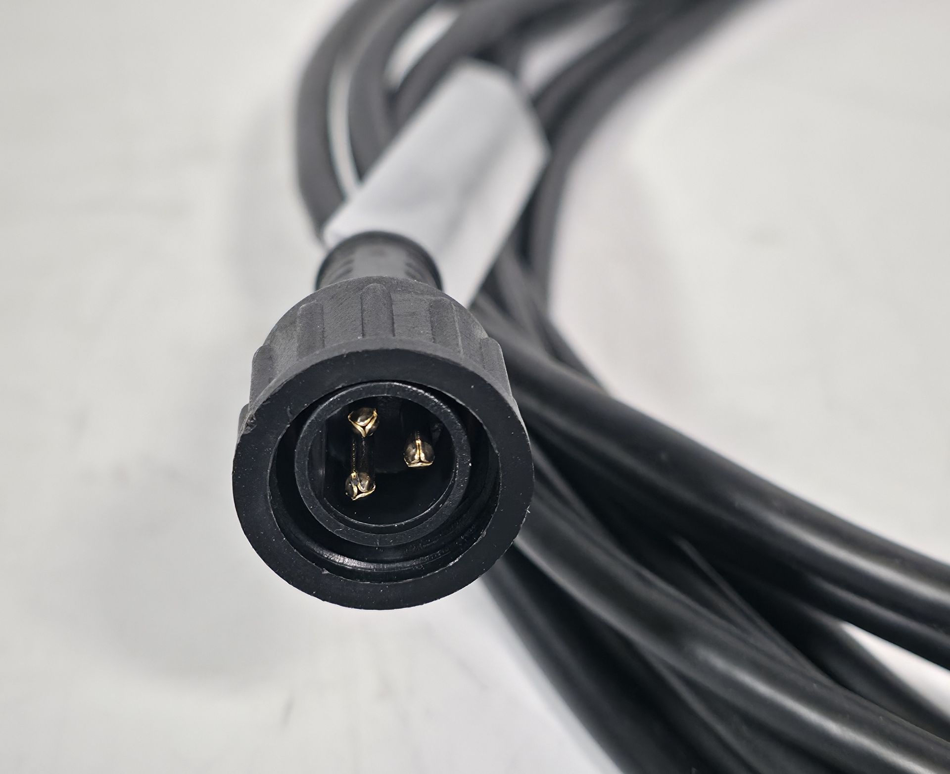 60x waterproof Hydralock DMX data cables in black stack storage crate - mixed cable lengths - Image 4 of 11