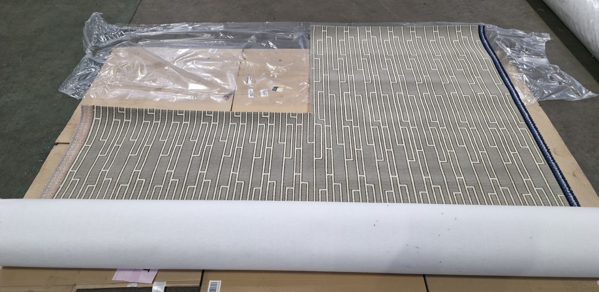 4x rolls of Hammer Tæpper A/S carpet cut out in the corner - full details in the description - Image 9 of 18
