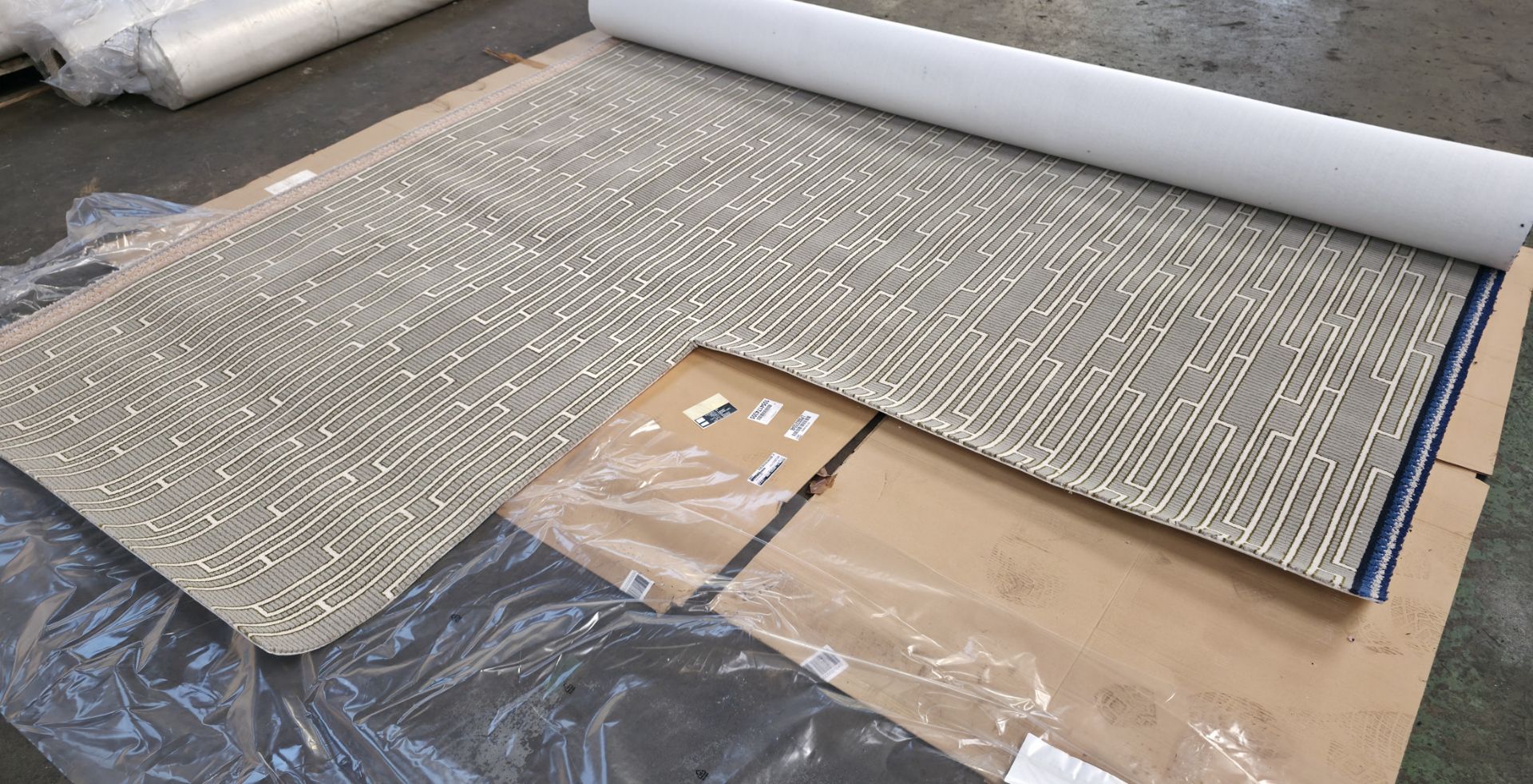 4x rolls of Hammer Tæpper A/S carpet cut out in the corner - full details in the description - Image 3 of 18