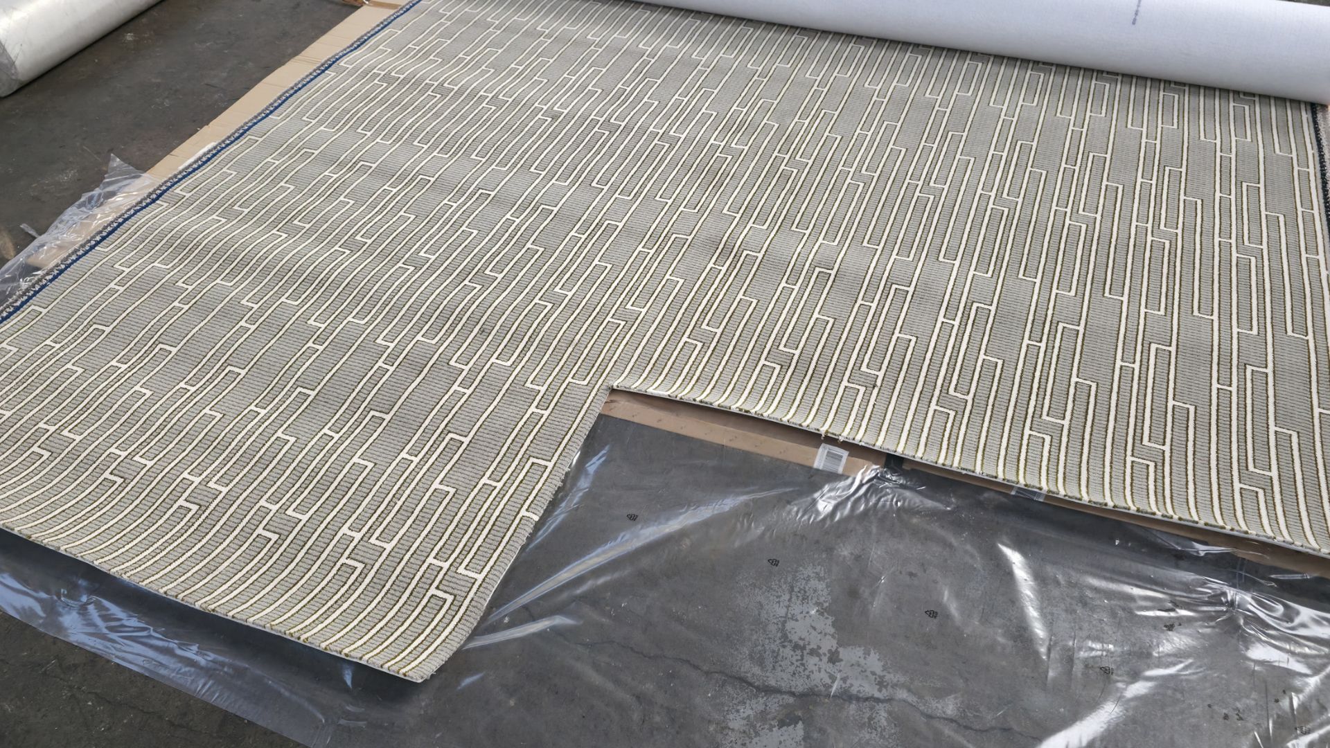 4x rolls of Hammer Tæpper A/S carpet cut out in the corner - full details in the description - Image 9 of 15