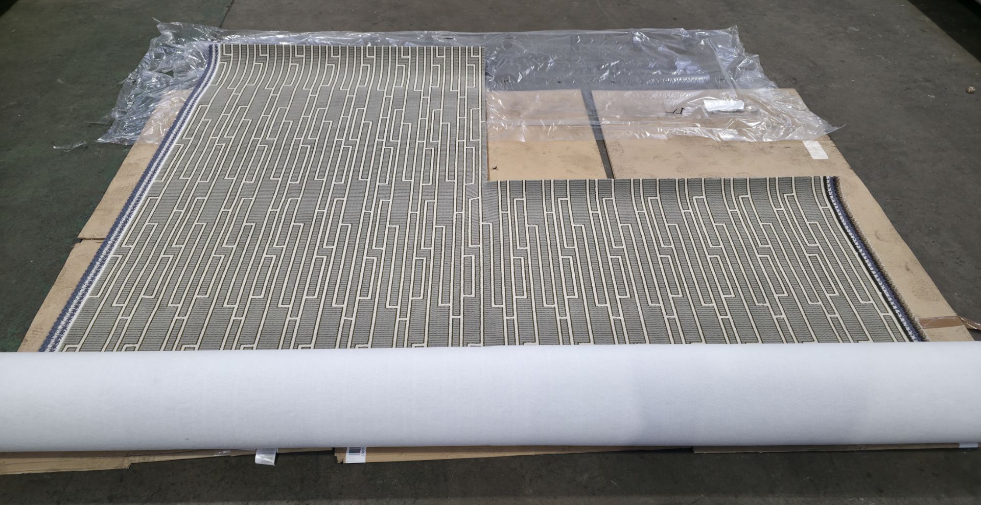 4x rolls of Hammer Tæpper A/S carpet cut out in the corner - full details in the description - Image 7 of 25