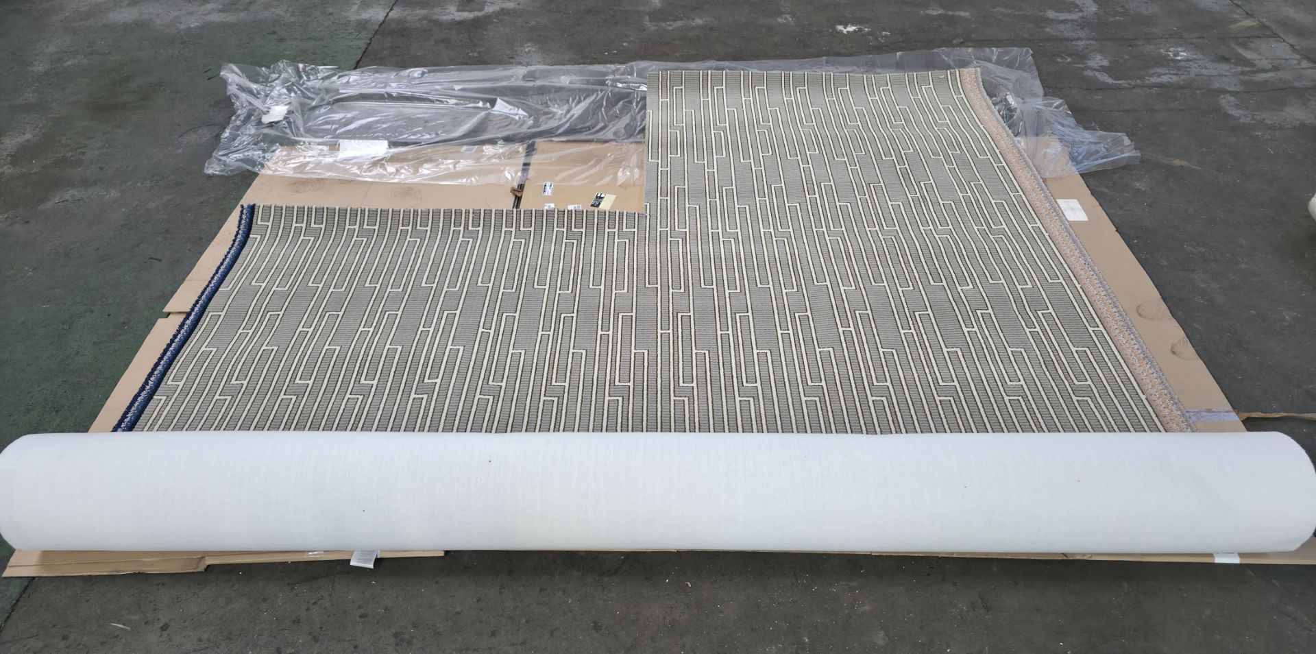 4x rolls of Hammer Tæpper A/S carpet cut out in the corner - full details in the description - Image 2 of 18