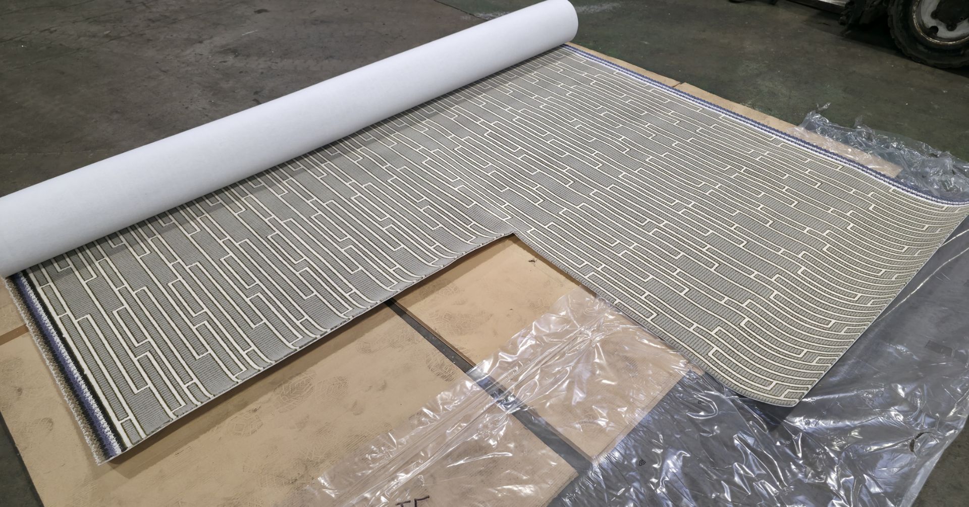 4x rolls of Hammer Tæpper A/S carpet cut out in the corner - full details in the description - Image 11 of 25
