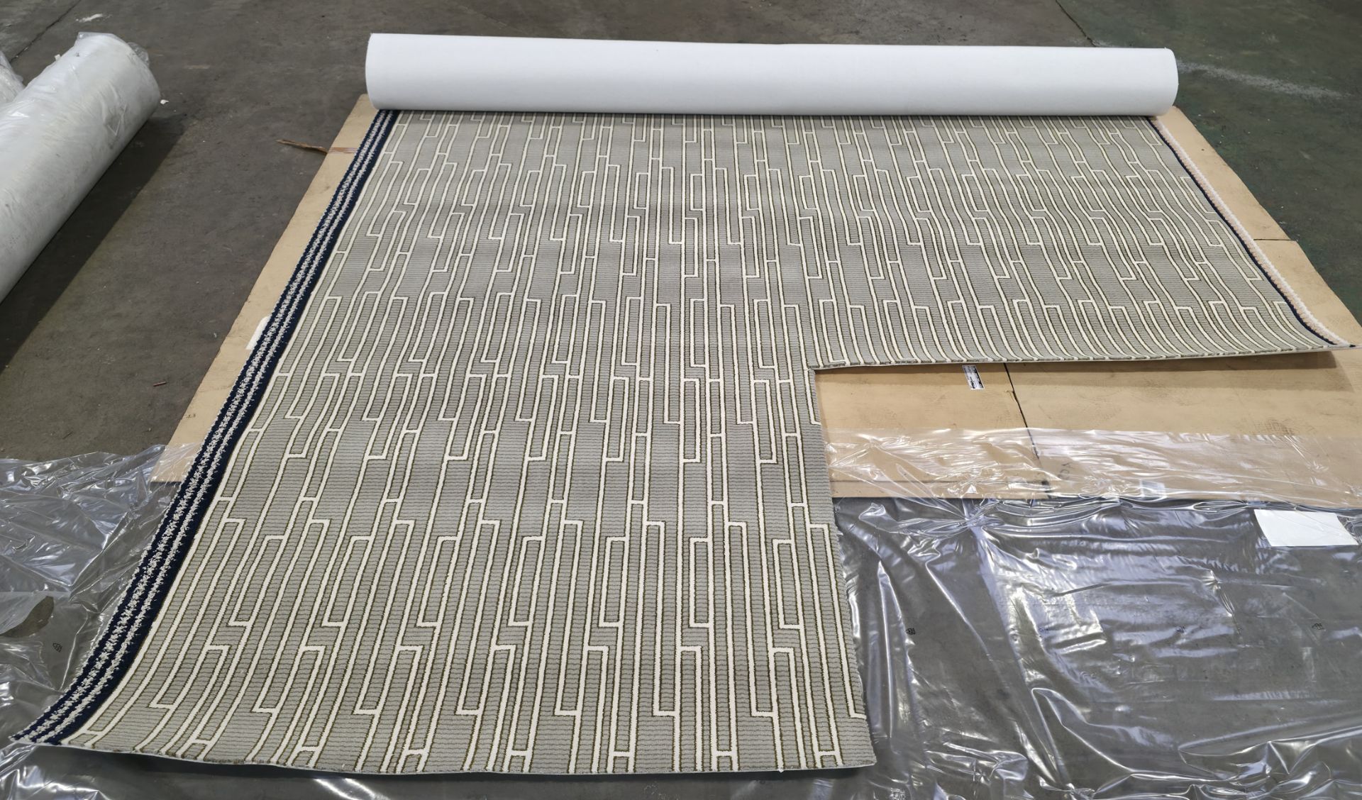 4x rolls of Hammer Tæpper A/S carpet cut out in the corner - full details in the description - Image 8 of 18