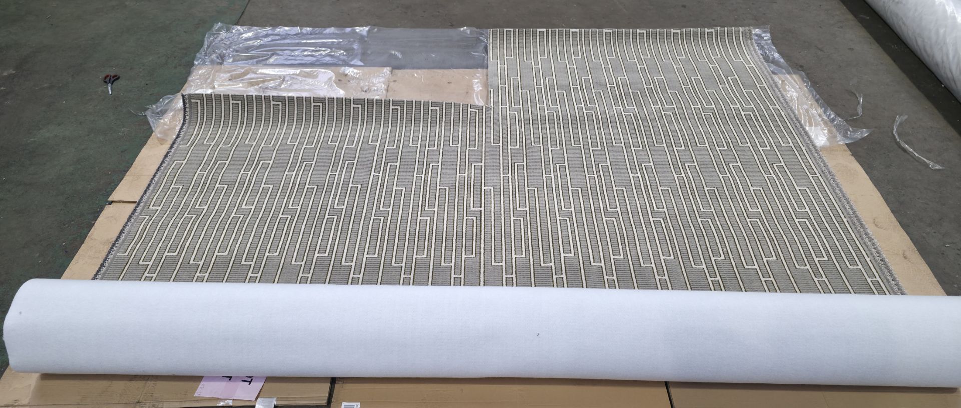 4x rolls of Hammer Tæpper A/S carpet cut out in the corner - full details in the description - Image 6 of 25