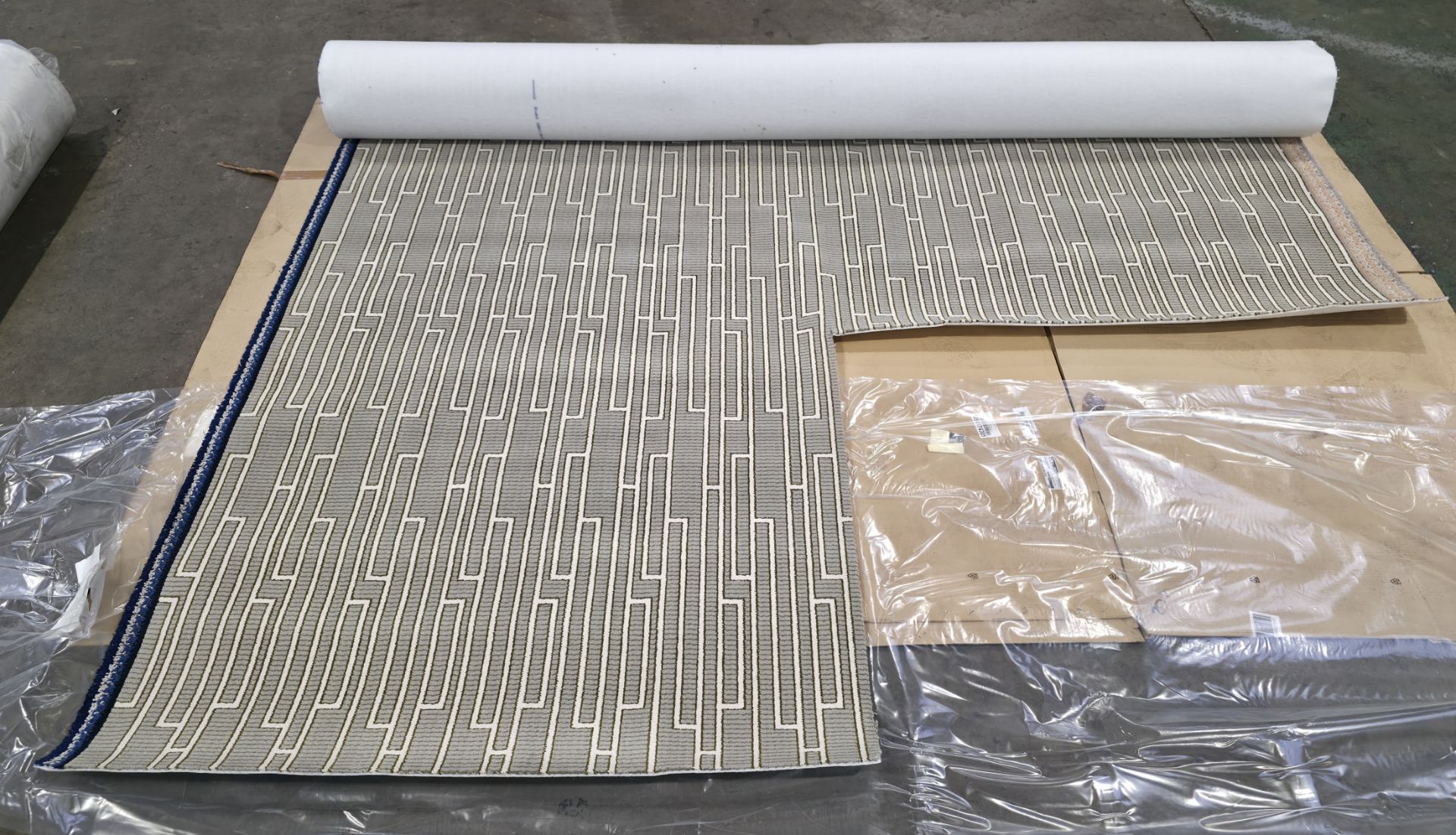 4x rolls of Hammer Tæpper A/S carpet cut out in the corner - full details in the description - Image 7 of 18