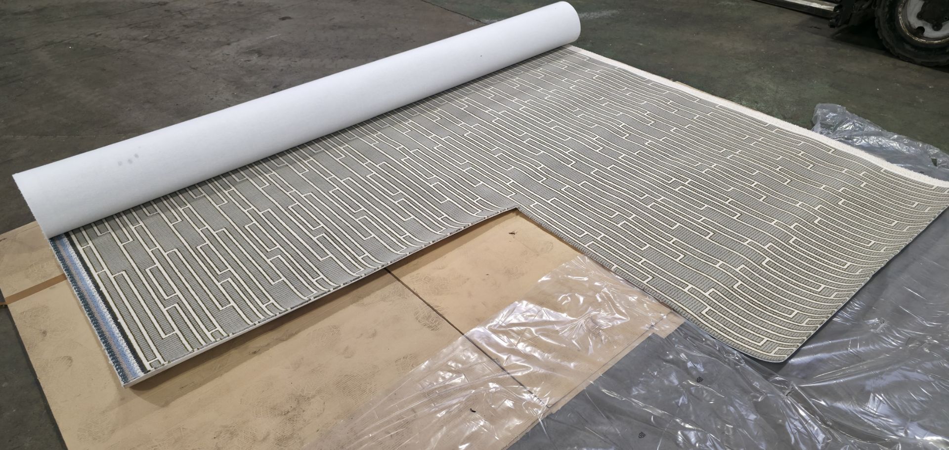 4x rolls of Hammer Tæpper A/S carpet cut out in the corner - full details in the description - Image 9 of 25