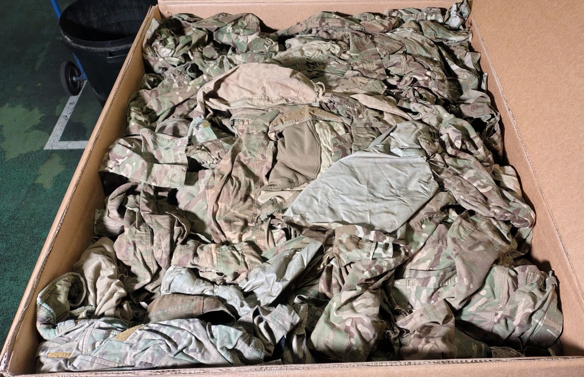 Various types of ex-military camo clothing - may include accessories - 200kg – may require repair - Image 11 of 12