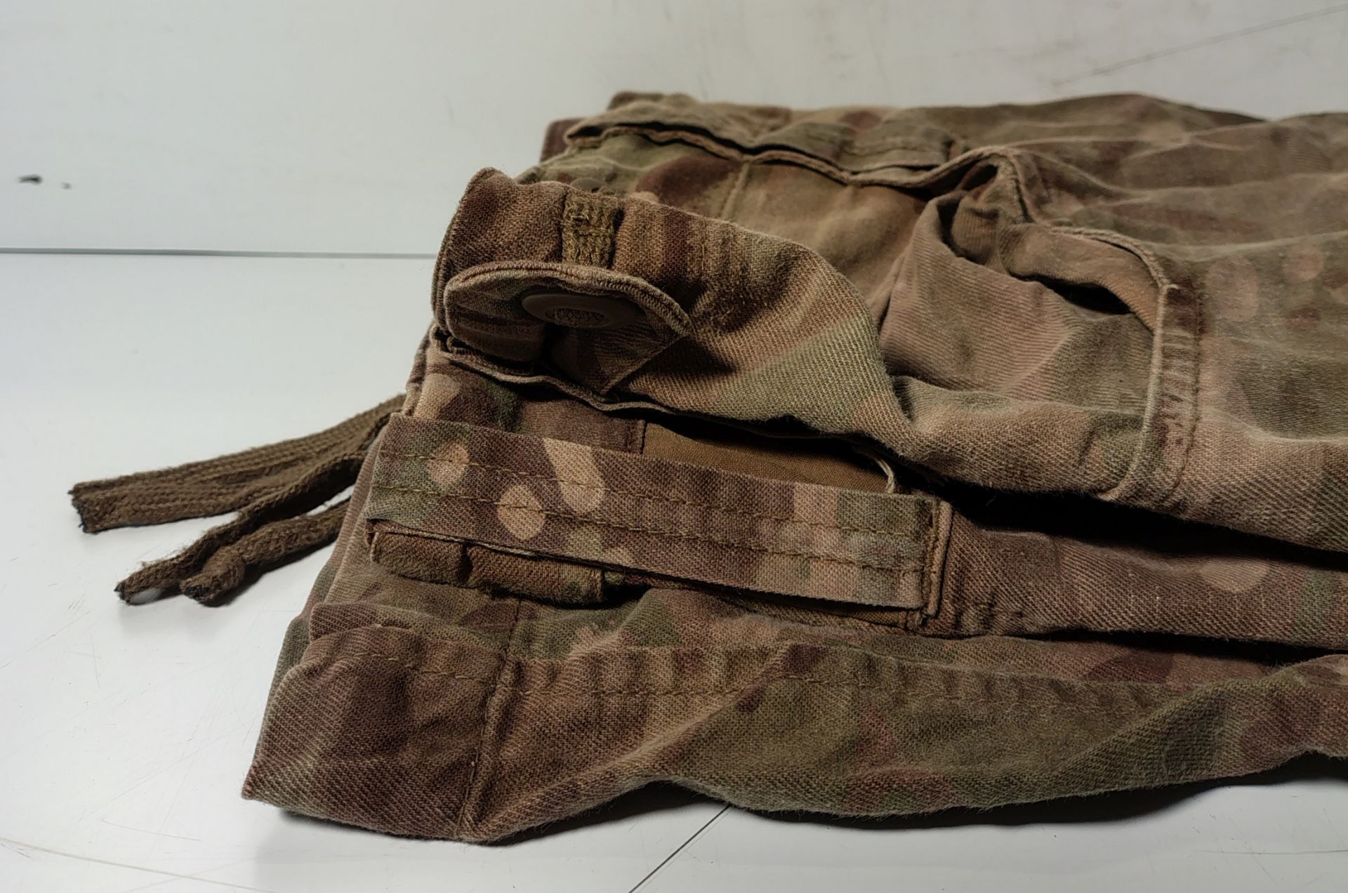 Various types of ex-military camo clothing - may include accessories - 200kg – may require repair - Image 10 of 12