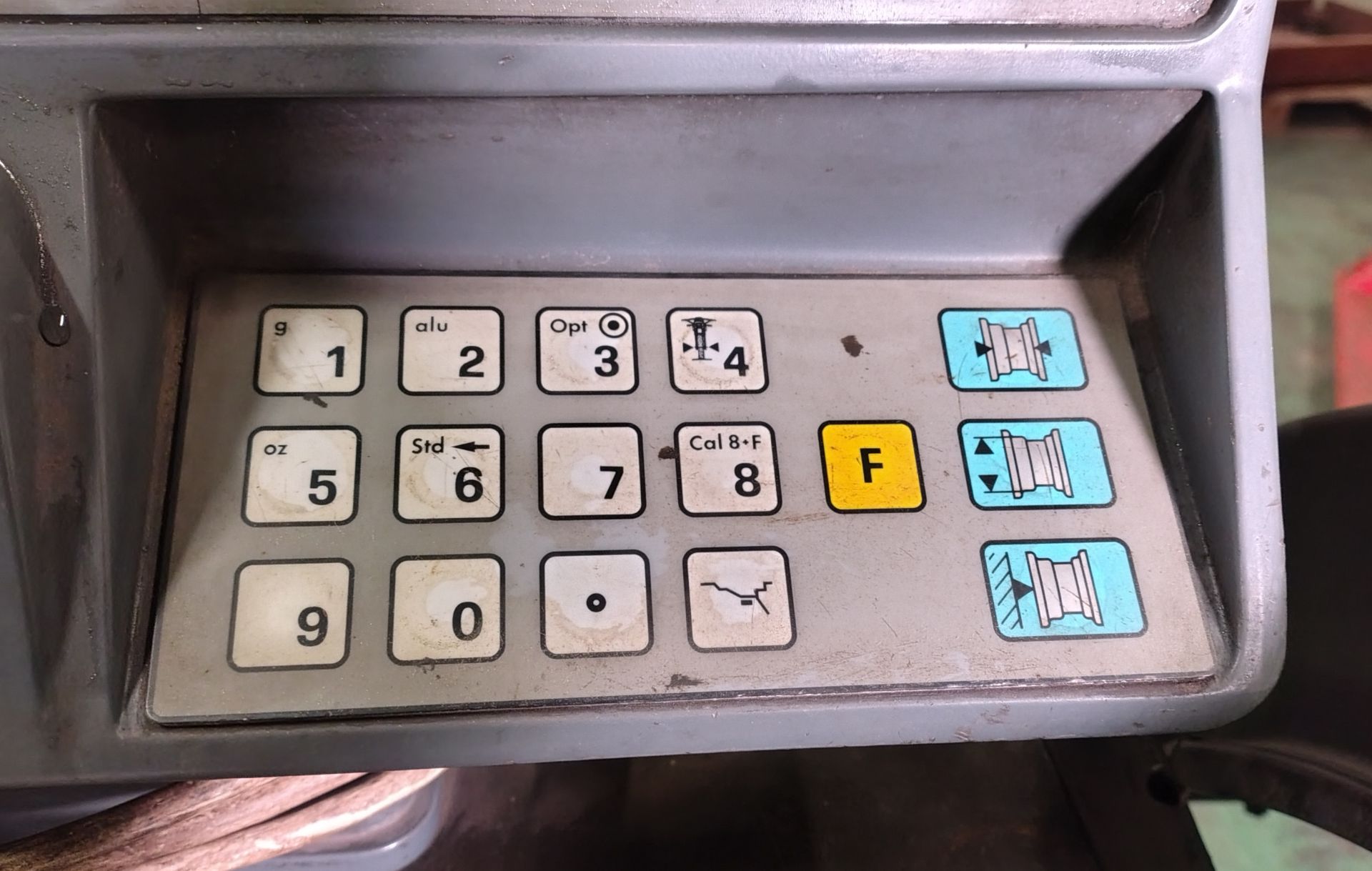 Corghi EM82 tyre balancing machine - dims: W 1200 x D 980 x H 1250mm - PLUG REMOVED - Image 4 of 8