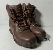 100x pairs of Grade 2 Various combat boots - may include - Magnum, YDS, Haix - mixed sizes