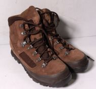100x pairs of Grade 2 Various combat boots - may include - Magnum, YDS, Haix - mixed sizes