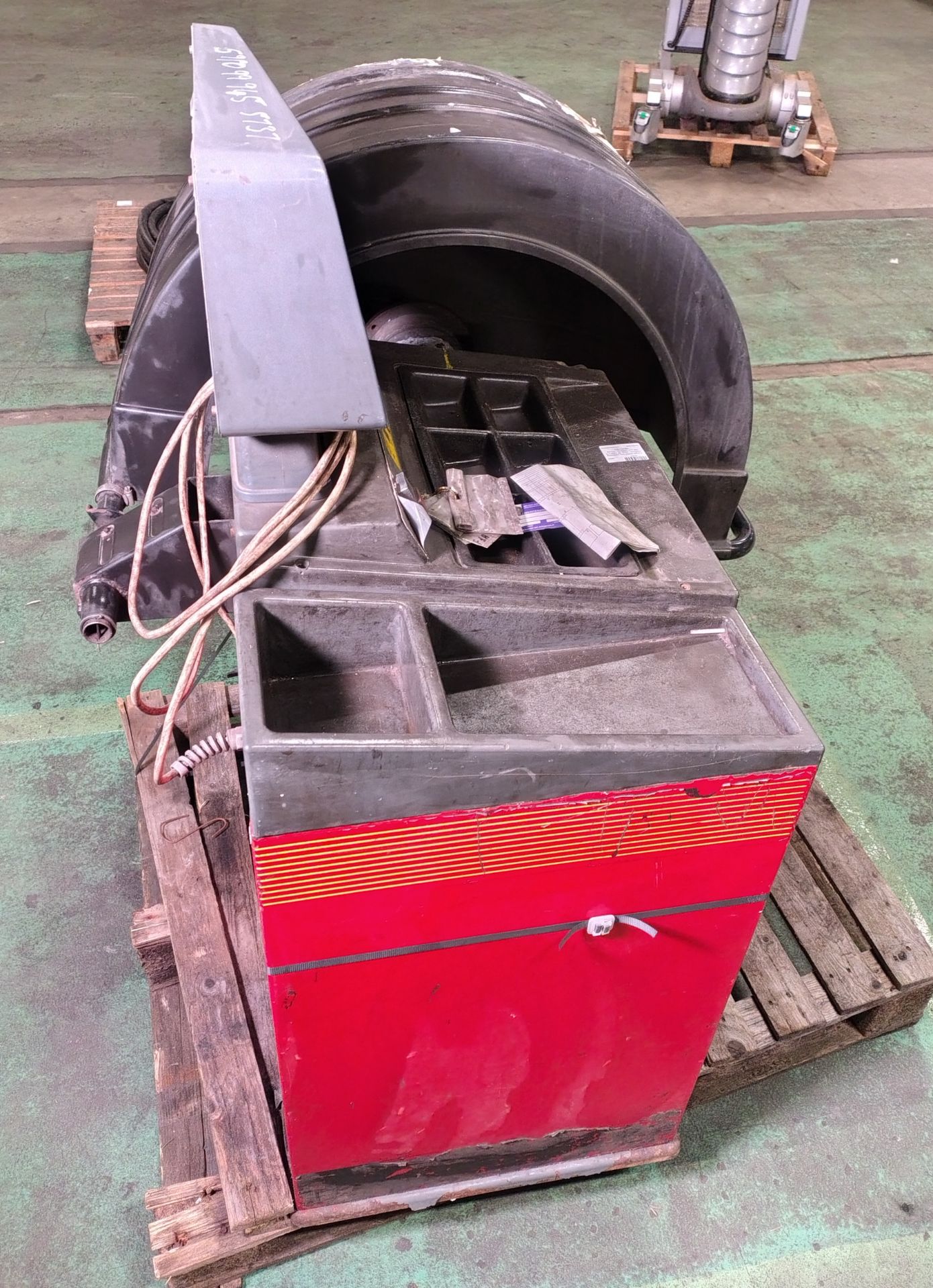 Corghi EM82 tyre balancing machine - dims: W 1200 x D 980 x H 1250mm - PLUG REMOVED - Image 8 of 8