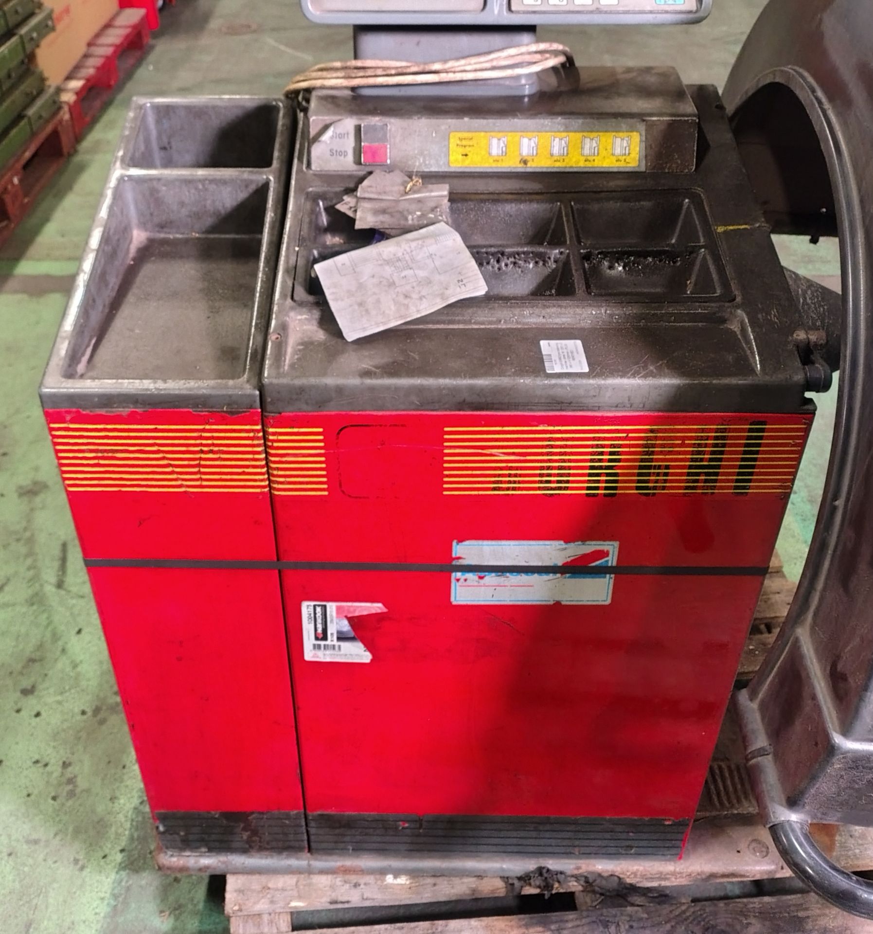 Corghi EM82 tyre balancing machine - dims: W 1200 x D 980 x H 1250mm - PLUG REMOVED - Image 3 of 8