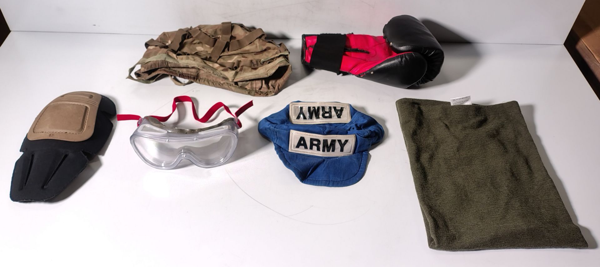 Various types of ex-military hardware and accessories - 119kg – may require repair / be incomplete