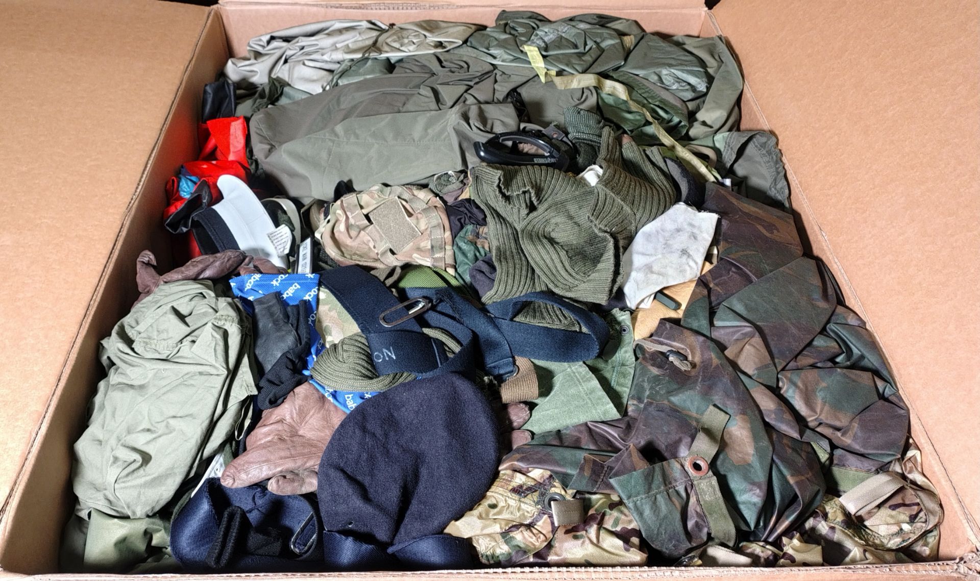 Various types of ex-military hardware and accessories - 113kg – may require repair / be incomplete - Image 9 of 10