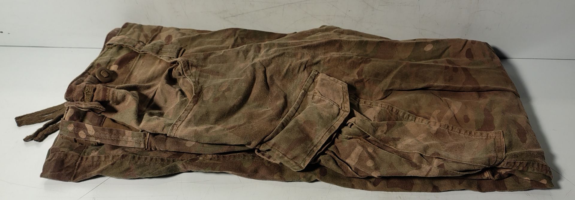 Various types of ex-military camo clothing - may include accessories - 200kg – may require repair - Image 9 of 12