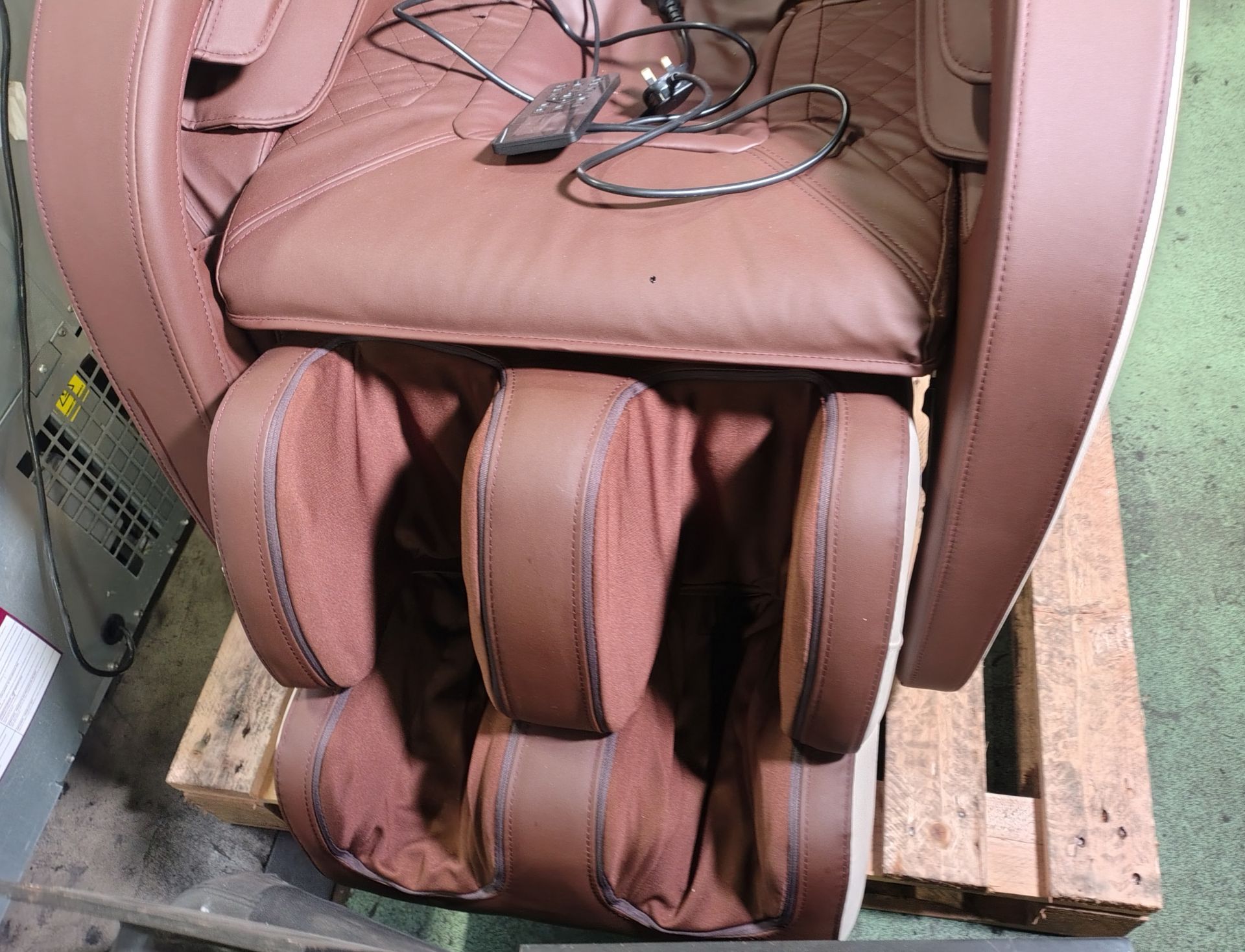 Costway JL10002 140W full-body zero-gravity massage chair - W 770 x D 1410 x H 1140mm - Image 3 of 7