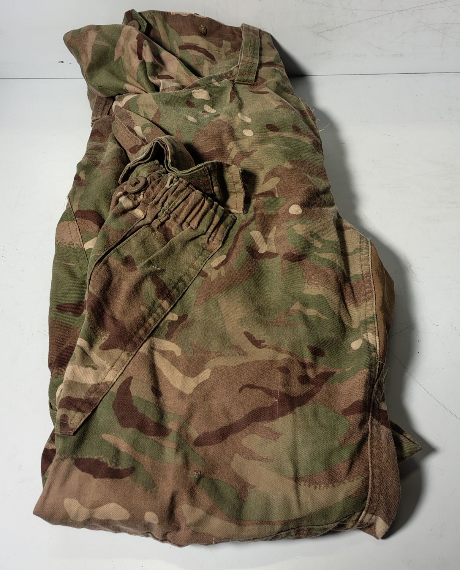 Various types of ex-military camo clothing - may include accessories - 200kg – may require repair - Image 2 of 12