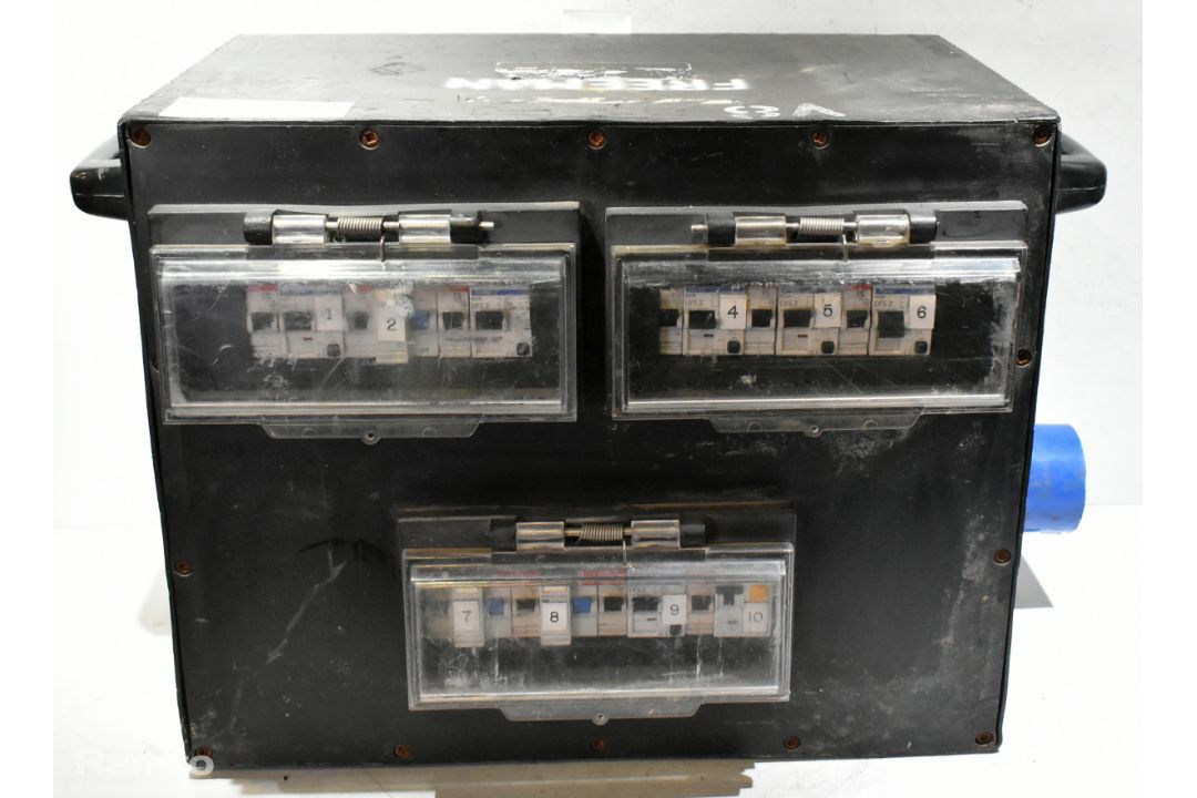 Portable 240V power distribution box - 6x 16A sockets and 4x 32A sockets - SPARES OR REPAIRS - Image 3 of 5